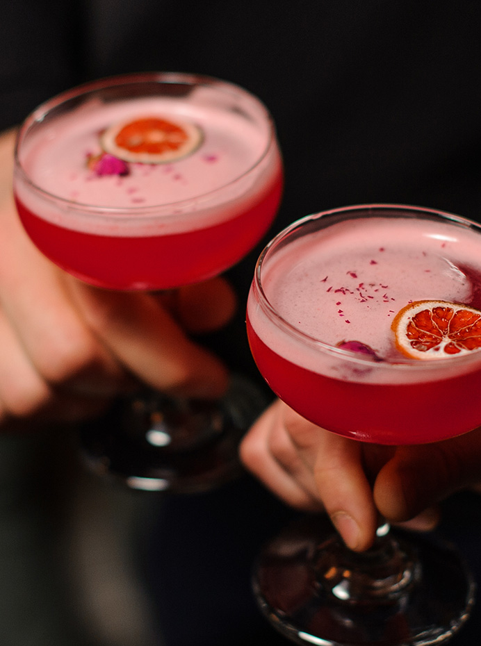 Detailaufnahme von zwei roten Drinks mit Grapefruitscheiben in der NEURO BAR Adlershof