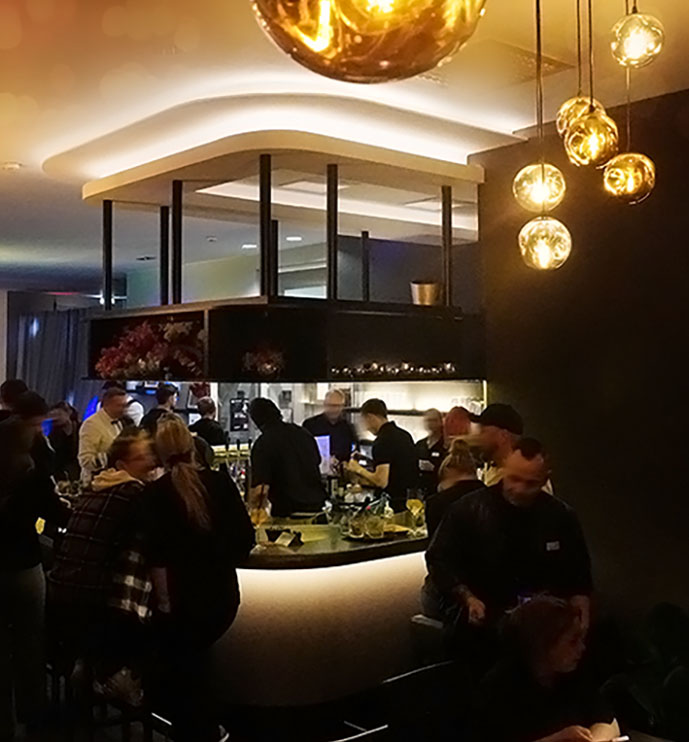 Gemütlich und stimmungsvoll: Die Neuro Bar Adlershof im Airport Hotel Adlershof.